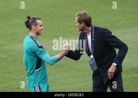 Gareth Bale du Real Madrid accueille Peter Crouch au Stade de France sur 27 mai 2022 à Paris, France. Liverpool affrontera le Real Madrid lors de la finale de la Ligue des champions de l'UEFA sur 28 mai 2022. (Photo de Jose Breton/Pics action/NurPhoto) Banque D'Images