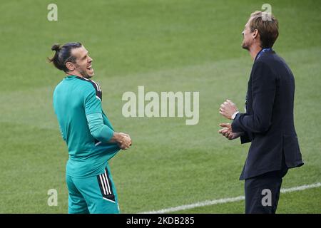 Gareth Bale du Real Madrid accueille Peter Crouch au Stade de France sur 27 mai 2022 à Paris, France. Liverpool affrontera le Real Madrid lors de la finale de la Ligue des champions de l'UEFA sur 28 mai 2022. (Photo de Jose Breton/Pics action/NurPhoto) Banque D'Images