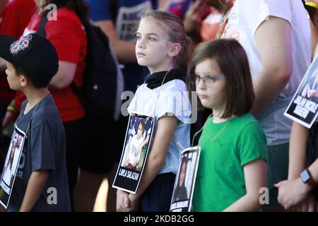 Des enfants se tiennent avec des signes lors d'une manifestation contre la NRA à Houston, Texas, 27 mai 2022. (Photo de Reginald Mathalone/NurPhoto) Banque D'Images