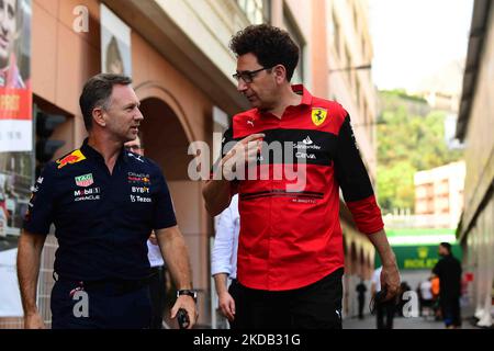 Christian Horner, directeur de l'équipe de Redbull et Mattia Binotto, directrice de l'équipe de Scuderia FerrariTeam, ont fait un tour dans le paddock avant de se qualifier pour le Grand Prix de Monaco dans le circuit de Monaco à Monaco-ville, Monaco, France, 27 mai 2022 (photo d'Andrea Diodato/NurPhoto) Banque D'Images