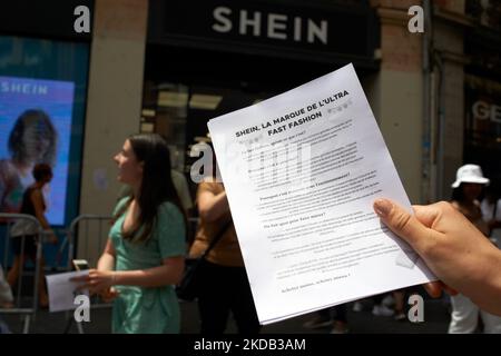 Une jeune femme détient une brochure contre SHEIN expliquant pourquoi la mode rapide est un problème pour l'environnement. Des membres du XR Toulouse (rébellion des extinction) ont organisé une manifestation devant un magasin pop-up SHEIN. La marque chinoise SHEIN a ouvert un magasin éclair à Toulouse pour seulement 4 jours. XR voulait sensibiliser à la consommation d'eau et aux déchets, à la surconsommation de ressources, aux conditions de travail et à l'abus des droits de l'homme en Chine. Ils sont contre la mode rapide car c'est un gaspillage de ressources naturelles. Toulouse. France. 28 mai 2022. (Photo d'Alain Pitton/NurPhoto) Banque D'Images