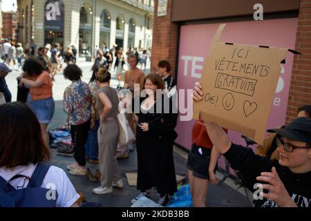 Ils ont oraganisé une « boutique gratuite » où les passants pouvaient prendre 2nd vêtements à main gratuitement. Des membres du XR Toulouse (rébellion des extinction) ont organisé une manifestation devant un magasin pop-up SHEIN. La marque chinoise SHEIN a ouvert un magasin éclair à Toulouse pour seulement 4 jours. XR voulait sensibiliser à la consommation d'eau et aux déchets, à la surconsommation de ressources, aux conditions de travail et à l'abus des droits de l'homme en Chine. Ils sont contre la mode rapide car c'est un gaspillage de ressources naturelles. Toulouse. France. 28 mai 2022. (Photo d'Alain Pitton/NurPhoto) Banque D'Images