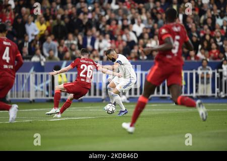 Karim Benzema du Real Madrid, Andrew Robertson de Liverpool lors du match final de la Ligue des champions de l'UEFA entre le FC Liverpool et le Real Madrid au Stade de France sur 28 mai 2022 à Paris, France. (Photo de Jose Breton/Pics action/NurPhoto) Banque D'Images