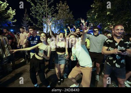 Les fans du Real Madrid célèbrent la victoire de leur équipe contre Liverpool 0-1 dans le Trophée de la Ligue des Champions, à Madrid, Espagne, sur 28 mai 2022. (Photo par Tomas Calle/NurPhoto) Banque D'Images