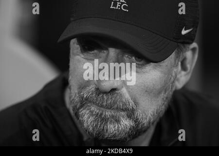 Jurgen Klopp entraîneur-chef de Liverpool assis sur le banc lors du match final de la Ligue des champions de l'UEFA entre le FC Liverpool et le Real Madrid au Stade de France sur 28 mai 2022 à Paris, France. (Note aux éditeurs: Cette image a été convertie en noir et blanc) (photo de Jose Breton/pics action/NurPhoto) Banque D'Images