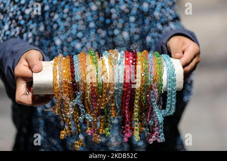 Une fille palestinienne affiche et vend des perles de prière dans une rue de la ville de Gaza, sur 29 mai 2022 (photo de Majdi Fathi/NurPhoto) Banque D'Images