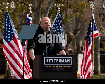 Pittsburgh, Pennsylvanie, États-Unis. 5th novembre 2022. Le candidat du Sénat américain John Fetterman rallie ses partisans pour aller voter. (Image de crédit : © Sue Dorfman/ZUMA Press Wire) Banque D'Images