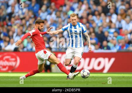 Philip Zinkernagel, de Nottingham Forest, s'est fouillé Jonathan Hogg, de Huddersfield Town, lors de la finale du championnat Sky Bet, entre Huddersfield Town et Nottingham Forest, au stade Wembley, à Londres, le dimanche 29th mai 2022. (Photo de Jon Hobley/MI News/NurPhoto) Banque D'Images