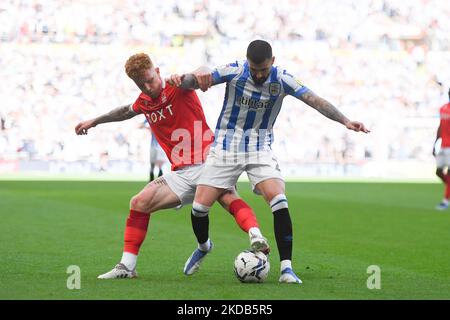 Jack Colback de Nottingham Forest combat avec Daniel Sinani de Huddersfield Town lors de la finale du championnat Sky Bet de la finale de jeu entre Huddersfield Town et Nottingham Forest au stade Wembley, Londres, le dimanche 29th mai 2022. (Photo de Jon Hobley/MI News/NurPhoto) Banque D'Images