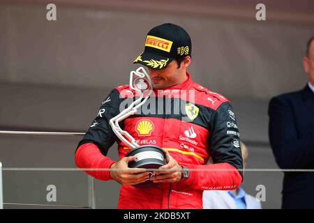 Carlos Sainz de la Scuderia Mission Winnow Ferrari fête après la course du Grand Prix de Monaco dans le circuit de la ville de Monaco à Monaco, Monaco, France, 29 mai 2022 (photo par Andrea Diodato/NurPhoto) Banque D'Images