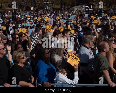 Pittsburgh, Pennsylvanie, États-Unis. 5th novembre 2022. Les partisans du candidat du Sénat américain John Fetterman attendent le début d'un rassemblement où il parlera. (Image de crédit : © Sue Dorfman/ZUMA Press Wire) Banque D'Images