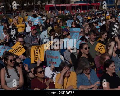 Pittsburgh, Pennsylvanie, États-Unis. 5th novembre 2022. Les partisans du candidat du Sénat américain John Fetterman attendent le début d'un rassemblement où il parlera. (Image de crédit : © Sue Dorfman/ZUMA Press Wire) Banque D'Images