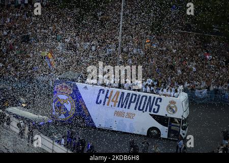 Les fans du Real Madrid célèbrent la Ligue des Champions 14th à Cibeles à Madrid le 29May,2022. Euphorie à Cibeles après la Ligue des champions du Real Madrid en 14th. Real Madrid remporte la Ligue des Champions 14th avec une victoire sur Liverpool. (Photo de Juan Carlos Lucas/NurPhoto) Banque D'Images