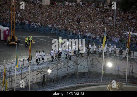 Les fans du Real Madrid célèbrent la Ligue des Champions 14th à Cibeles à Madrid le 29May,2022. Euphoria dans Cibeles après Real Madrida 14th Champions League. Real Madrid remporte la Ligue des Champions 14th avec une victoire sur Liverpool. (Photo de Juan Carlos Lucas/NurPhoto) Banque D'Images