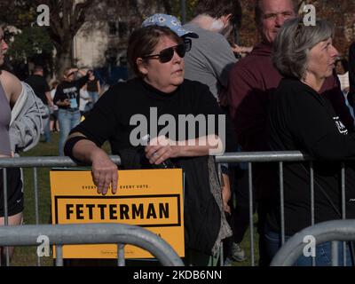 Pittsburgh, Pennsylvanie, États-Unis. 5th novembre 2022. Un partisan du candidat du Sénat américain John Fetterman attend le début d'un rassemblement où il parlera (Credit image: © Sue Dorfman/ZUMA Press Wire) Banque D'Images