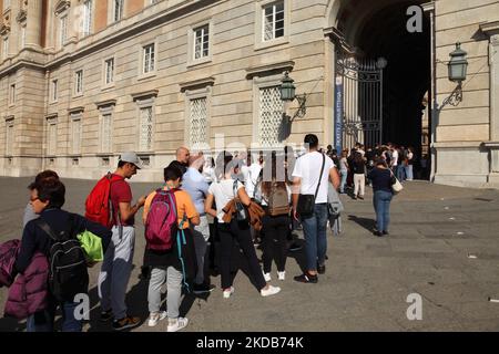 Les touristes font la queue pour les billets en dehors du Palais Royal baroque de Caserta / Reggia di Caserta, Italie, datant du 18th siècle. Banque D'Images