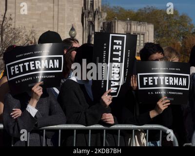 Pittsburgh, Pennsylvanie, États-Unis. 5th novembre 2022. Les partisans du candidat démocrate au Sénat américain John Fetterman attendent le début d'un rassemblement où il parlera. (Image de crédit : © Sue Dorfman/ZUMA Press Wire) Banque D'Images