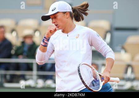 IGA Swiatek lors de son match contre Zheng Qinwen sur la cour de Philipe Chatrier dans l'Open 4th Round 2022. (Photo par Ibrahim Ezzat/NurPhoto) Banque D'Images