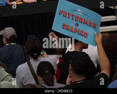 Pittsburgh, Pennsylvanie, États-Unis. 5th novembre 2022. Un partisan des candidats démocrates pour le gouverneur Josh Shapiro et pour le Sénat John Fetterman détient une signature de candidat. (Image de crédit : © Sue Dorfman/ZUMA Press Wire) Banque D'Images