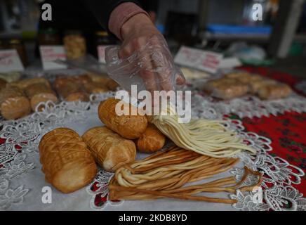 Une cabine avec le fromage 'Oscypek' à vendre sur le marché traditionnel de Nowy Kleparz, à Cracovie. Samedi, 28 mai 2022, à Cracovie, en Pologne. (Photo par Artur Widak/NurPhoto) Banque D'Images