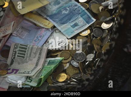 Pièces de monnaie et billets du monde entier laissés par les visiteurs dans la boîte de la place principale de Cracovie. Samedi, 28 mai 2022, à Cracovie, en Pologne. (Photo par Artur Widak/NurPhoto) Banque D'Images