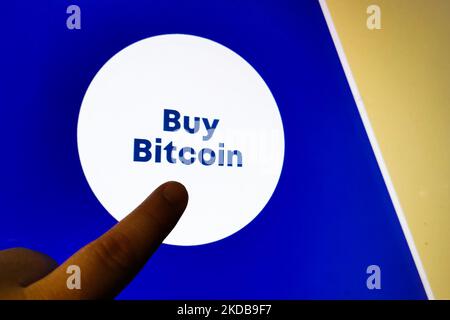 Bouton d'achat de bitcoins est vu sur le guichet automatique Bitcoin à Cracovie, en Pologne, sur 30 mai 2022. (Photo de Beata Zawrzel/NurPhoto) Banque D'Images