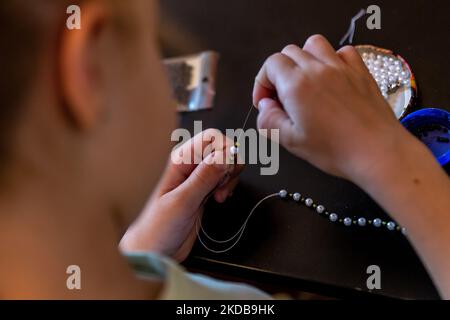 Des enfants ukrainiens réfugiés participent à un atelier d'art dirigé par l'artiste ukrainienne Olia Perepelitsa, une réfugiée elle-même, au théâtre Scena Supernowa de Cracovie, en Pologne, sur 31 mai 2022. L'atelier est organisé par Scena Supernova avec la Fondation Saint Nicholas. Plus de 3,5 millions de personnes ayant fui l’Ukraine pour la Pologne, le pays cherche des moyens d’intégrer et d’accueillir les nouveaux arrivants. La population polonaise a accueilli les réfugiés et de nombreuses ONG fournissent une aide humanitaire. (Photo par Dominika Zarzycka/NurPhoto) Banque D'Images