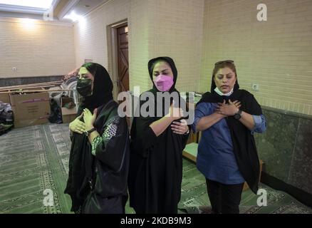 Les femmes iraniennes se sont battue alors qu'elles pleurent pour marquer la mémoire des victimes de l'effondrement du Metropol, dans une mosquée du nord de Téhéran sur 31 mai 2022. Le complexe Metropole de dix étages s'est effondré sur 23 mai, dans la ville d'Abadan, dans le sud du pays, tuant des dizaines de personnes. (Photo de Morteza Nikoubazl/NurPhoto) Banque D'Images