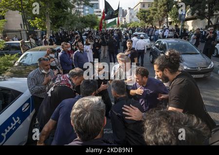 Les hommes iraniens se sont battus alors qu'ils pleurent pour marquer la mémoire des victimes de l'effondrement du Metropol, dans une mosquée du nord de Téhéran sur 31 mai 2022. Le complexe Metropole de dix étages s'est effondré sur 23 mai, dans la ville d'Abadan, dans le sud du pays, tuant des dizaines de personnes. (Photo de Morteza Nikoubazl/NurPhoto) Banque D'Images