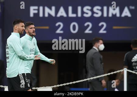 Lionel Messi et Rodrigo de Paul de l'Argentine lors de la session d'entraînement en Argentine au stade Wembley sur 31 mai 2022 à Londres, en Angleterre. (Photo de Jose Breton/Pics action/NurPhoto) Banque D'Images