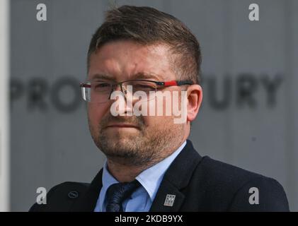 Le juge Pawel Juszczyszyn pendant la manifestation. Les juges locaux et leurs partisans lors d'une manifestation devant la Cour d'appel de Cracovie contre les actions des commissaires disciplinaires contre le juge Waldemar ?urek. Lundi, 30 mai 2022, à Cracovie, en Pologne. (Photo par Artur Widak/NurPhoto) Banque D'Images