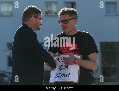 Les juges Pawel Juszczyszyn (à gauche) et Igor Tuleya (à droite) pendant la manifestation. Les juges locaux et leurs partisans lors d'une manifestation devant la Cour d'appel de Cracovie contre les actions des commissaires disciplinaires contre le juge Waldemar ?urek. Lundi, 30 mai 2022, à Cracovie, en Pologne. (Photo par Artur Widak/NurPhoto) Banque D'Images