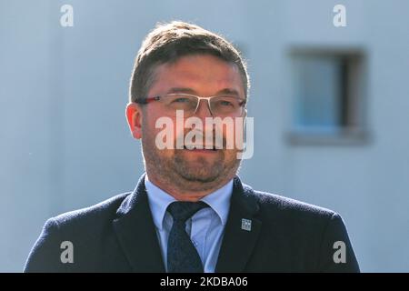 Le juge Pawel Juszczyszyn pendant la manifestation. Les juges locaux et leurs partisans lors d'une manifestation devant la Cour d'appel de Cracovie contre les actions des commissaires disciplinaires contre le juge Waldemar ?urek. Lundi, 30 mai 2022, à Cracovie, en Pologne. (Photo par Artur Widak/NurPhoto) Banque D'Images