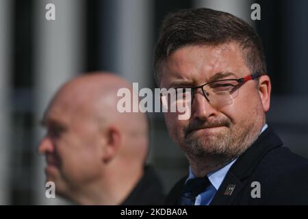 Le juge Pawel Juszczyszyn (à droite) pendant la manifestation. Les juges locaux et leurs partisans lors d'une manifestation devant la Cour d'appel de Cracovie contre les actions des commissaires disciplinaires contre le juge Waldemar ?urek. Lundi, 30 mai 2022, à Cracovie, en Pologne. (Photo par Artur Widak/NurPhoto) Banque D'Images