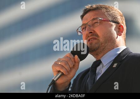 Le juge Pawel Juszczyszyn pendant la manifestation. Les juges locaux et leurs partisans lors d'une manifestation devant la Cour d'appel de Cracovie contre les actions des commissaires disciplinaires contre le juge Waldemar ?urek. Lundi, 30 mai 2022, à Cracovie, en Pologne. (Photo par Artur Widak/NurPhoto) Banque D'Images