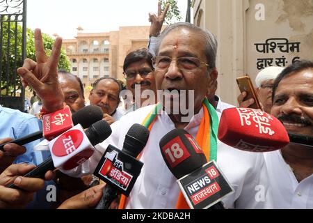 Le candidat du BJP Ghanshyam Tiwari montre un signe de victoire après avoir déposé des documents de candidature pour les prochaines élections du Rajya Sabha, à l'Assemblée du Rajasthan, à Jaipur, Rajasthan, Inde, mardi, 31 mai 2022. (Photo de Vishal Bhatnagar/NurPhoto) Banque D'Images