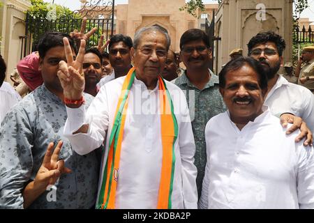 Le candidat du BJP Ghanshyam Tiwari montre un signe de victoire après avoir déposé des documents de candidature pour les prochaines élections du Rajya Sabha, à l'Assemblée du Rajasthan, à Jaipur, Rajasthan, Inde, mardi, 31 mai 2022. (Photo de Vishal Bhatnagar/NurPhoto) Banque D'Images