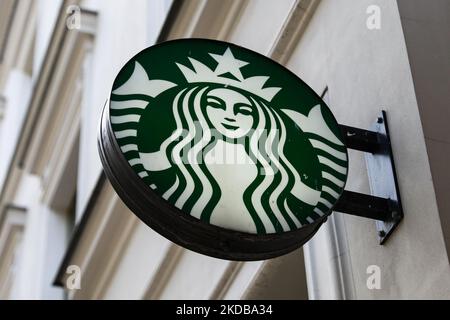 Le logo Starbucks Coffee est visible près d'un café de Cracovie, en Pologne, sur 30 mai 2022. (Photo de Jakub Porzycki/NurPhoto) Banque D'Images