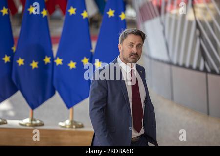 Xavier Bettel le Premier ministre luxembourgeois arrive au 2nd jour de la réunion du Conseil européen, à côté des drapeaux et du drapeau de l'Europe des nations européennes. Le sommet extraordinaire spécial de l'UE porte sur l'Ukraine, l'énergie et la défense, tandis que les dirigeants se sont mis d'accord sur une sixième vague de sanctions contre la Russie et les exportations de pétrole russe avec des exemptions spéciales pour les pipelines vers la Hongrie. Réunion des 27 dirigeants de l'UE au Conseil européen de Bruxelles (Belgique) sur 31 mai 2022 (photo de Nicolas Economou/NurPhoto) Banque D'Images