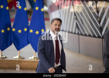 Xavier Bettel le Premier ministre luxembourgeois arrive au 2nd jour de la réunion du Conseil européen, à côté des drapeaux et du drapeau de l'Europe des nations européennes. Le sommet extraordinaire spécial de l'UE porte sur l'Ukraine, l'énergie et la défense, tandis que les dirigeants se sont mis d'accord sur une sixième vague de sanctions contre la Russie et les exportations de pétrole russe avec des exemptions spéciales pour les pipelines vers la Hongrie. Réunion des 27 dirigeants de l'UE au Conseil européen de Bruxelles (Belgique) sur 31 mai 2022 (photo de Nicolas Economou/NurPhoto) Banque D'Images