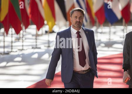 Xavier Bettel le Premier ministre luxembourgeois arrive au 2nd jour de la réunion du Conseil européen, à côté des drapeaux et du drapeau de l'Europe des nations européennes. Le sommet extraordinaire spécial de l'UE porte sur l'Ukraine, l'énergie et la défense, tandis que les dirigeants se sont mis d'accord sur une sixième vague de sanctions contre la Russie et les exportations de pétrole russe avec des exemptions spéciales pour les pipelines vers la Hongrie. Réunion des 27 dirigeants de l'UE au Conseil européen de Bruxelles (Belgique) sur 31 mai 2022 (photo de Nicolas Economou/NurPhoto) Banque D'Images