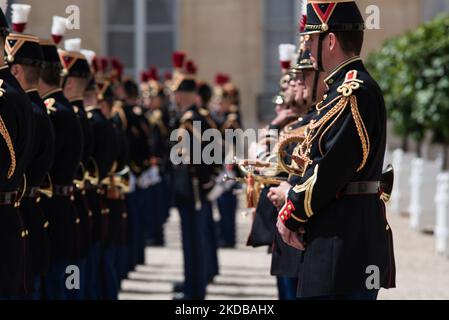 La garde présidentielle au Palais de l'Elysée à la fin du Conseil des ministres au Palais de l'Elysée à Paris le 1 juin 2022. (Photo par Andrea Savorani Neri/NurPhoto) Banque D'Images