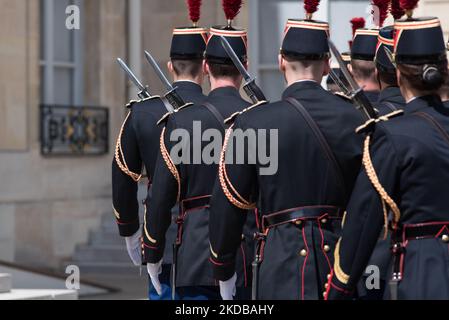 La garde présidentielle au Palais de l'Elysée à la fin du Conseil des ministres au Palais de l'Elysée à Paris le 1 juin 2022. (Photo par Andrea Savorani Neri/NurPhoto) Banque D'Images