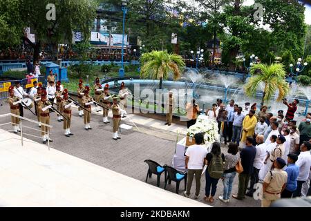 Le chanteur KK, dont le vrai nom était Krishnakumar Kunnath, est décédé mardi soir à Kolkata après avoir donné un concert. La famille de KK est arrivée à Kolkata mercredi matin. Les restes mortels du chanteur ont atteint Rabindra Sadan où le salut au fusil a eu lieu, à Kolkata sur 01 juin,2022. Il est maintenant rapporté que les funérailles auront lieu sur 2 juin à Mumbai. (Photo de Debajyoti Chakraborty/NurPhoto) Banque D'Images