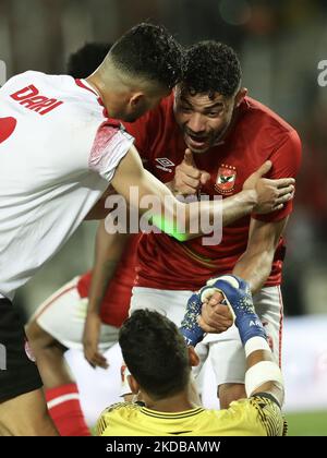 Joueurs de Wydad Casablanca en action contre Yasser ibrahem(2nd L) d'Al Ahly lors du match final de la Ligue des champions de la CAF, sur 30 mai 2022 à Casablanca, Maroc. (Photo d'Ahmed Awaad/NurPhoto) Banque D'Images