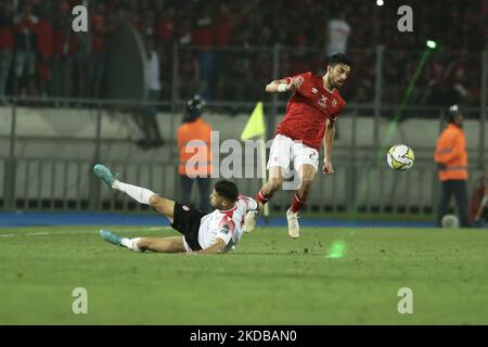 Zouheir El Moutaraji (L) de Wydad Casablanca en action contre Taher Mohamed (2nd L) d'Al Ahly lors du match final de la Ligue des champions de la CAF, sur 30 mai 2022 à Casablanca, Maroc. (Photo d'Ahmed Awaad/NurPhoto) Banque D'Images