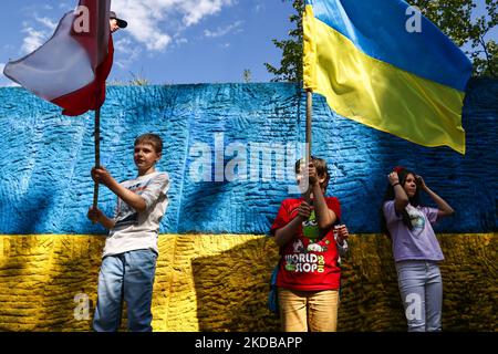 Les enfants ukrainiens célèbrent la Journée internationale de l'enfance lors d'un événement organisé sur le piédestal de l'ancien monument du maréchal soviétique Ivan Konev, repeint dans les couleurs du drapeau ukrainien après l'invasion russe en février. Cracovie, Pologne sur 1 juin 2022. (Photo de Beata Zawrzel/NurPhoto) Banque D'Images