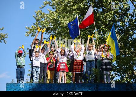 Les enfants ukrainiens célèbrent la Journée internationale de l'enfance lors d'un événement organisé sur le piédestal de l'ancien monument du maréchal soviétique Ivan Konev, repeint dans les couleurs du drapeau ukrainien après l'invasion russe en février. Cracovie, Pologne sur 1 juin 2022. (Photo de Beata Zawrzel/NurPhoto) Banque D'Images