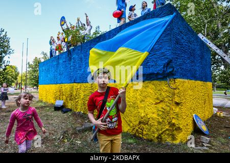 Les enfants ukrainiens célèbrent la Journée internationale de l'enfance lors d'un événement organisé sur le piédestal de l'ancien monument du maréchal soviétique Ivan Konev, repeint dans les couleurs du drapeau ukrainien après l'invasion russe en février. Cracovie, Pologne sur 1 juin 2022. (Photo de Beata Zawrzel/NurPhoto) Banque D'Images