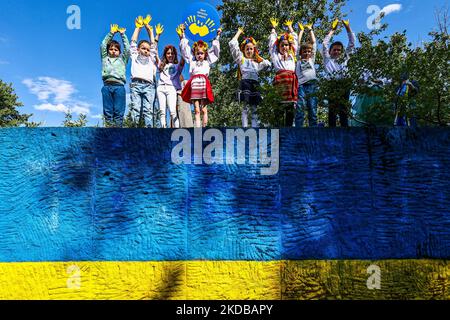 Les enfants ukrainiens célèbrent la Journée internationale de l'enfance lors d'un événement organisé sur le piédestal de l'ancien monument du maréchal soviétique Ivan Konev, repeint dans les couleurs du drapeau ukrainien après l'invasion russe en février. Cracovie, Pologne sur 1 juin 2022. (Photo de Beata Zawrzel/NurPhoto) Banque D'Images